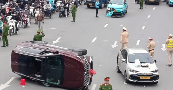 Ô tô lật nghiêng sau tai nạn liên hoàn, tài xế có biểu hiện lạ