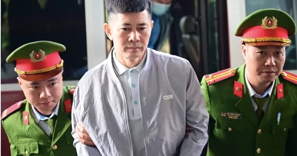 Cảnh sát dẫn giải Chủ tịch Tập đoàn Thuận An cùng đồng phạm đến tòa phúc thẩm