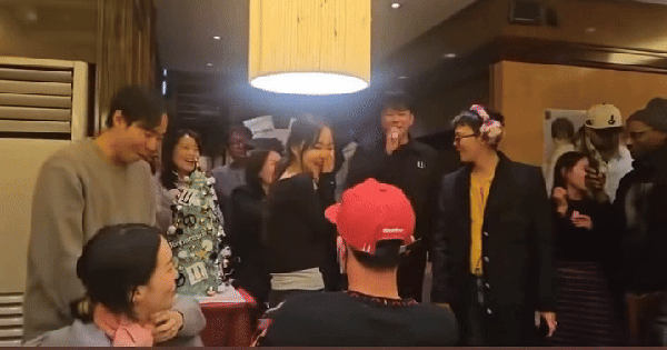 Làm nhân viên của G-DRAGON sướng lắm, được tặng vàng vì yêu đương chốn công sở!