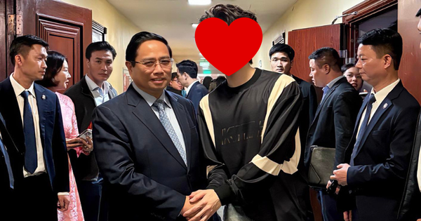 Nam ca sĩ được Thủ tướng Phạm Minh Chính bắt tay chúc mừng, một chi tiết gây sốt