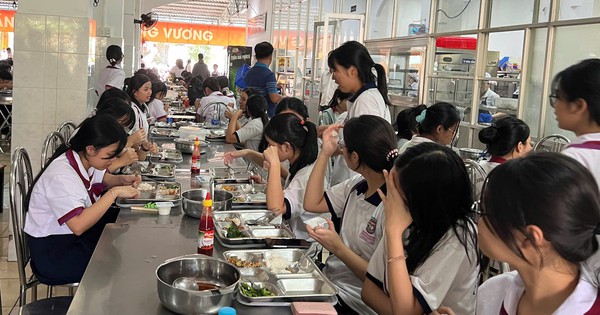 Suất ăn 38.000 đồng bị tố ít, trường nói học sinh có thể mua thêm thức ăn