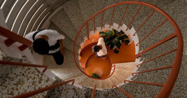 Nhà 170m2 trong hẻm cụt thông thoáng nhờ thiết kế "lõi gió"