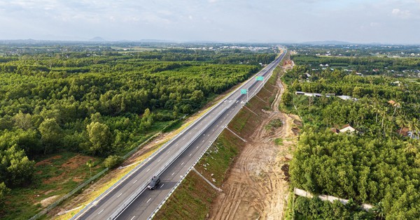 Bên trong hầm xuyên núi lớn nhất cao tốc Bắc - Nam: Hơn 900 ngày thi công, lắp hơn 1.730 bộ đèn