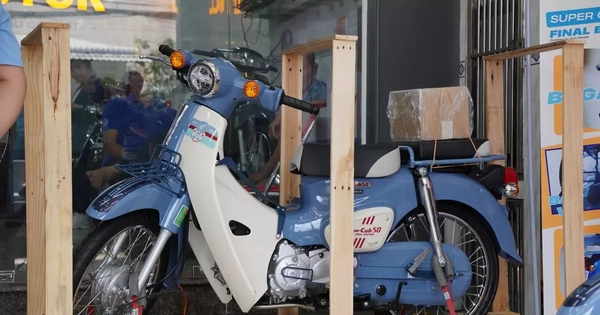 Bản độ ‘nhẹ’ Honda Super Cub 50 Final Edition giá trên 100 triệu đồng