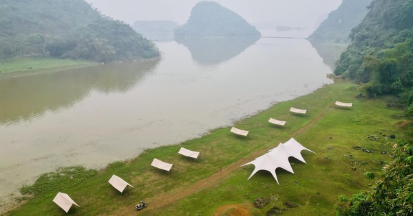 Phát hiện hồ nước bên thảo nguyên vắng vẻ, hoang sơ, du khách nhận xét: 