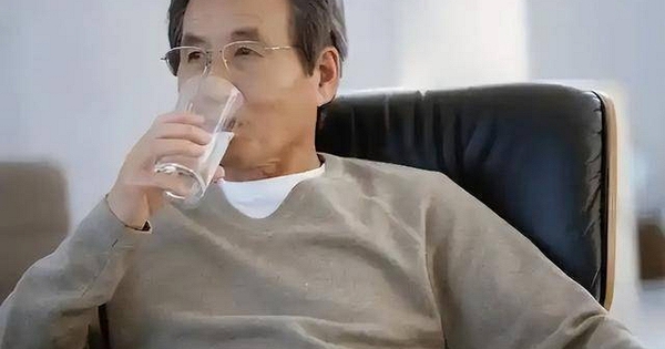 Bác sĩ đã phát hiện ra rằng người uống nước sau khi thức dậy có thể trải qua 6 thay đổi này trong cơ thể chỉ trong 3 tháng!