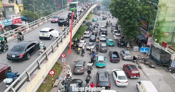 Hà Nội: Một đoạn đường chưa đầy 500 mét "gánh" hai điểm nóng ùn tắc