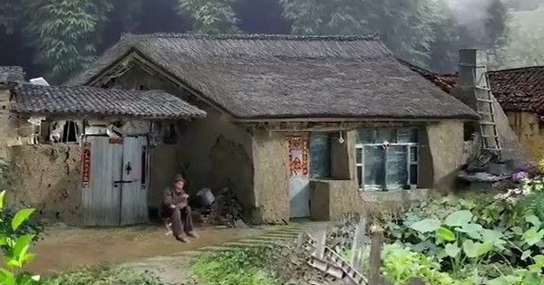 10 năm đi làm xa nhịn ăn gửi tiền về, người đàn ông gục khóc khi thấy cảnh sống thật sự của mẹ