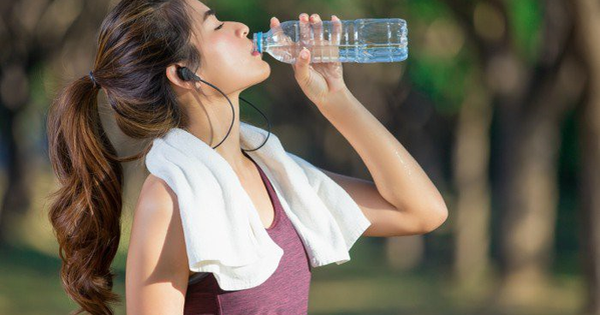 5 kiểu uống nước càng uống càng hại sức khỏe: Điều thứ 3 nhiều người dễ mắc phải