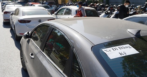 Đề xuất giảm 6 triệu đồng lệ phí khi đăng ký xe ô tô ở Hà Nội và TPHCM