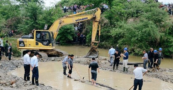 Phát hiện cây gỗ dài 30m dưới sông, 9 người dùng máy xúc trục vớt rồi bán với giá hơn 732 triệu đồng, vài tháng sau bất ngờ bị tòa án triệu tập