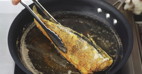 Rán cá đừng chỉ cho mỗi dầu: Thêm 3 thứ này vào chảo, đảm bảo cá vàng giòn đẹp mắt, không lo bắn dầu