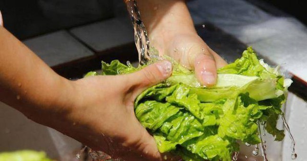 Ngâm rau càng lâu càng sạch? Chuyên gia cảnh báo: Nhiều gia đình đang rửa rau sai cách, vô tình 