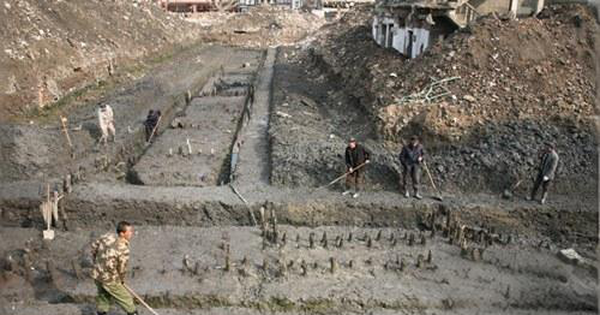 Đào móng công trình, đội công nhân phát hiện trận địa cọc gỗ 