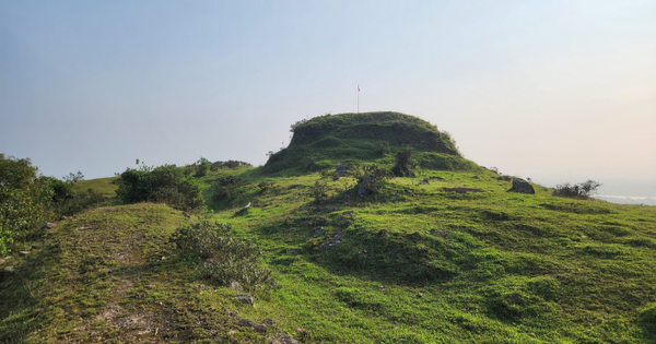 Ngọn núi ở Nghệ An cao chỉ hơn 100m, du khách nhận xét cảnh như nước ngoài, trên đỉnh có di tích đặc biệt