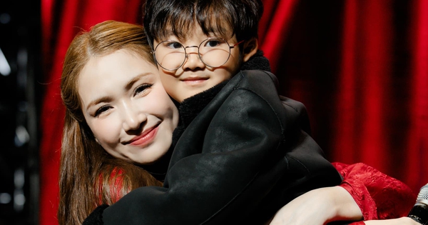 Bé Bo không tin mẹ Hoà Minzy có người hâm mộ