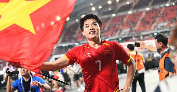 Hotboy Đình Bắc có hành động cực đẹp với quê hương Nghệ An sau khi giành HCV SEA Games