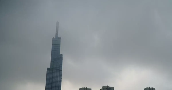 Sương mù phủ TPHCM, nhiều tòa nhà cao tầng mờ ảo trong màn sương