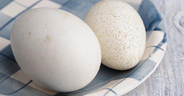 Trứng gà hay trứng vịt loại nào tốt hơn? Chuyên gia cảnh báo 3 loại này có hại nhất