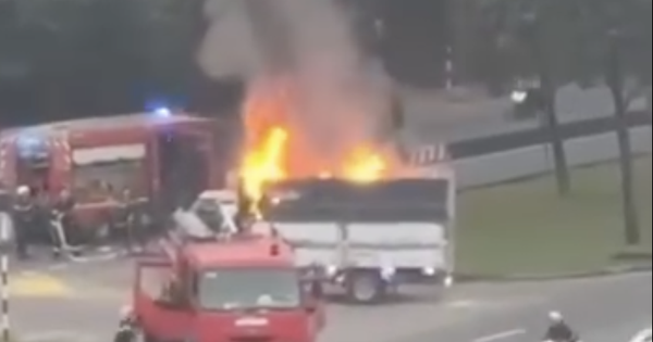 Thùng xe bốc cháy, tài xế xe tải chạy thẳng đến trụ sở cảnh sát nhờ giúp đỡ