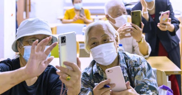 Người cao tuổi 'nghiện' smartphone và những ảnh hưởng âm thầm