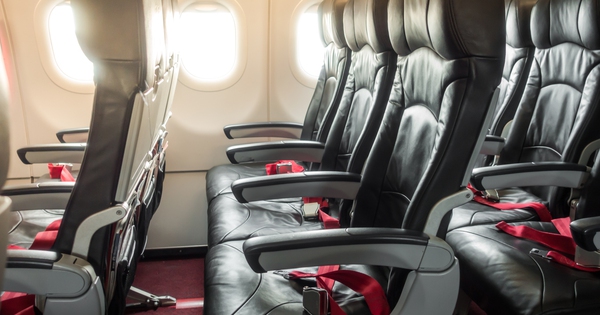 Ai còn để điện thoại, giấy tờ tùy thân ở ghế máy bay thì phải dừng lại ngay!