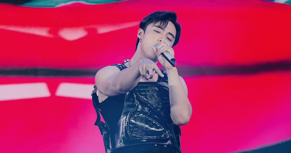 Nam thần Vbiz bán vé fanmeeting ế ẩm, đến mức phải để mẹ giải cứu?