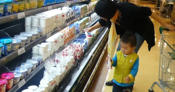 Con trai 4 tuổi lén ăn 1 quả cherry trong siêu thị, bị nhân viên đòi bồi thường nguyên cân: Phản ứng của người mẹ gây bão