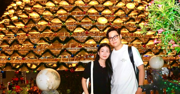 Ngắm cây thông Noel kết từ 3.000 chiếc nón lá ở Đồng Nai