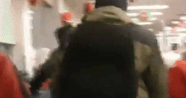 “Ông già Noel” cướp siêu thị giữa đêm