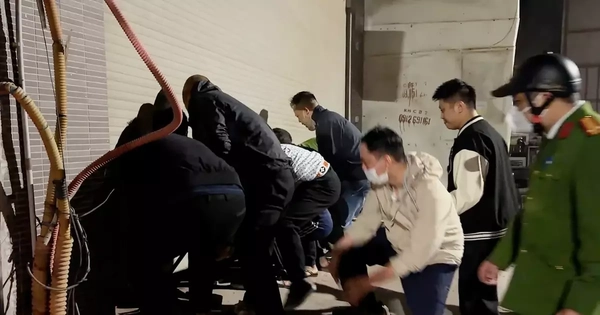 Cháy chợ Xanh Định Công: Người dân hợp sức nâng cửa cuốn cứu nhiều người mắc kẹt