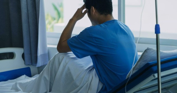 Chàng trai 22 tuổi đã mắc suy thận, bác sĩ lắc đầu: “Liên tục làm 2 việc này, thận khoẻ mấy cũng không chịu nổi”