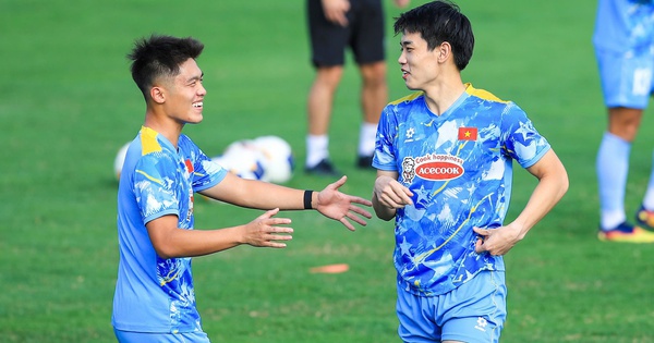 Dàn trai đẹp U22 Việt Nam khoe visual sáng bừng, Đình Bắc tươi rói trong buổi tập chuẩn bị cho giải U23 châu Á