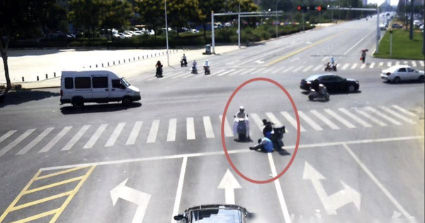 Shipper đột quỵ ngay giữa ngã 4 khi đang giao hàng, được người đi đường cứu sống thần kỳ: Danh tính cô gái gây ngỡ ngàng