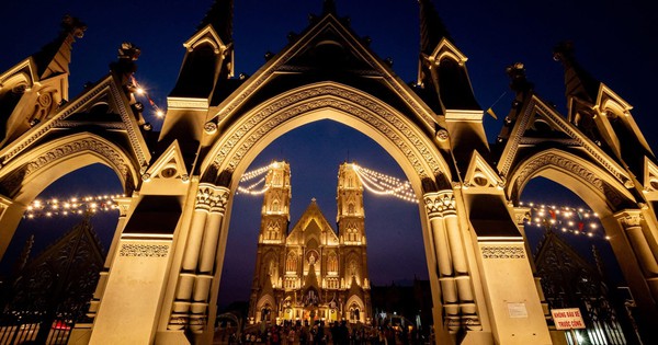 Nhà thờ ở TP.HCM như cung điện châu Âu rực rỡ trong đêm Giáng sinh