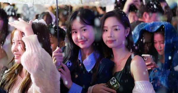 Hàng nghìn người đổ về Trường ĐH Thăng Long chỉ trong một buổi tối