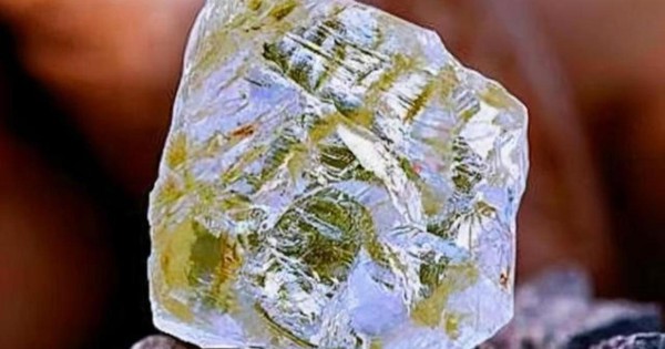 Phát hiện viên kim cương 170 carat khi đi làm ruộng