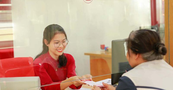 Bắt gặp bà cụ cầm tập tiền mệnh giá 500 nghìn đồng đứng trước ngân hàng Agribank: Công an liền mời làm việc, chặn đứng vụ lừa đảo tinh vi