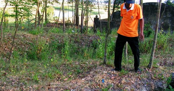 Đi tìm phế liệu, người dân Hà Tĩnh phát hiện kho báu nặng 15kg: Hàng nghìn đồng tiền kết thành mảng được đào lên