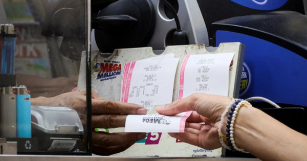 Vừa trúng số độc đắc, cậu sinh viên nghèo lập tức chuyển khoản cho 3 người: Quyết định mà 25 năm sau vẫn nhớ mãi không quên