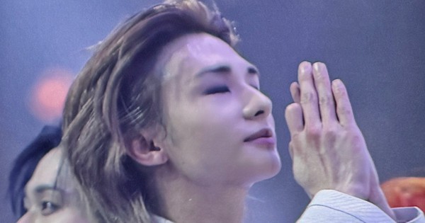 Nam ca sĩ nổi tiếng đánh rơi 1,4 tỷ trên sân khấu