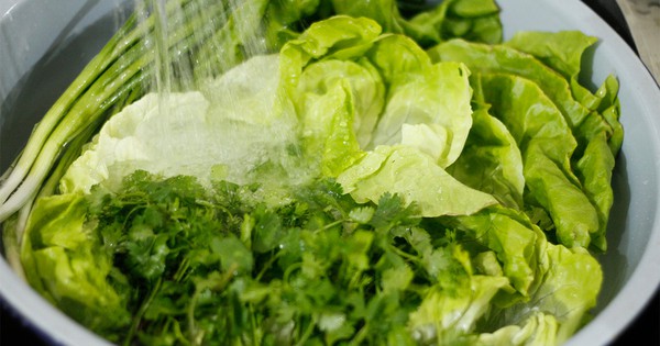 Rửa rau ngâm muối bao lâu là đủ sạch mà không làm nát rau?