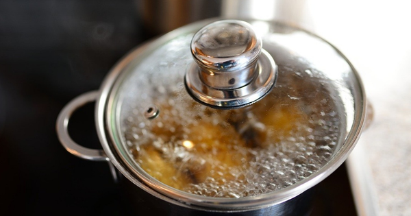 Có nên đậy nắp nồi khi nấu ăn?