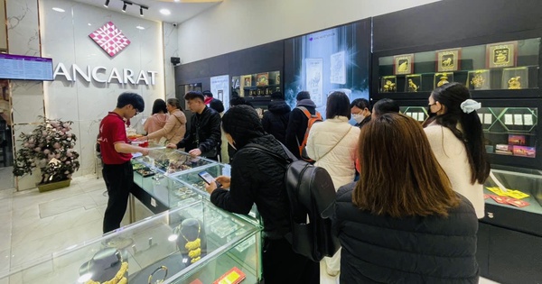 Giá bạc tăng mạnh, người dân Hà Nội xếp hàng mua