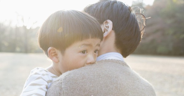 Trên hành trình nuôi con, có những việc người bố buộc phải gánh vác: Mẹ có mạnh mẽ đến đâu cũng không thể thay thế