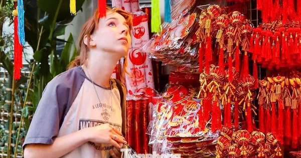 Khách Tây thích thú trải nghiệm không khí Tết sớm trên phố Hàng Mã