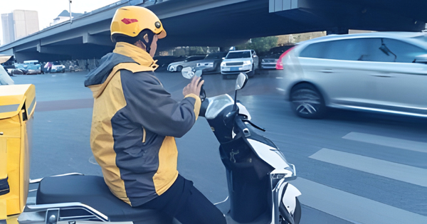 63 tuổi vẫn làm shipper kiếm tiền, người đàn ông bị khóa app vì lý do không ngờ