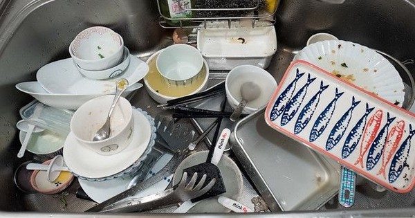 Cảnh báo khẩn cho những ai có thói quen để bát đĩa bẩn trong bồn rửa qua đêm
