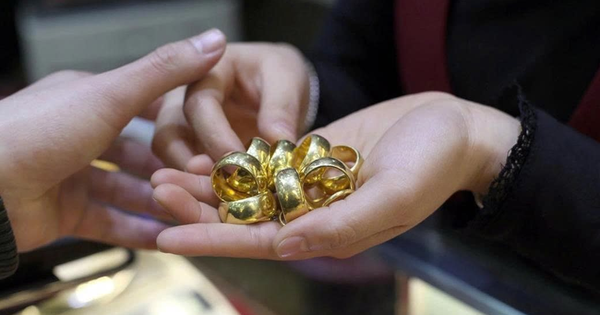 Giá vàng tăng mạnh, vì sao nhiều người nắm giữ mà vẫn run tay?