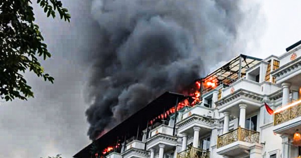 Lửa đỏ rực bao trùm dãy biệt thự liền kề ở Hà Nội
